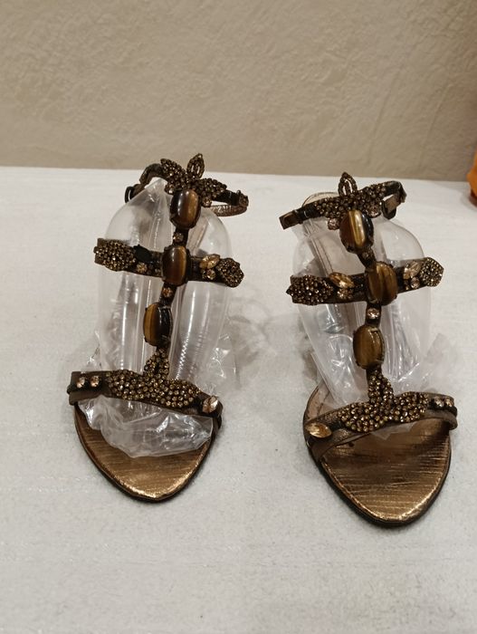 Туфлі на підборах зі стразами. Розмір 35-36.