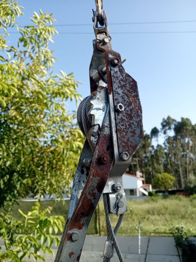 Vendo garibaldy ou guindaste para levantar motores ou outros pesos.