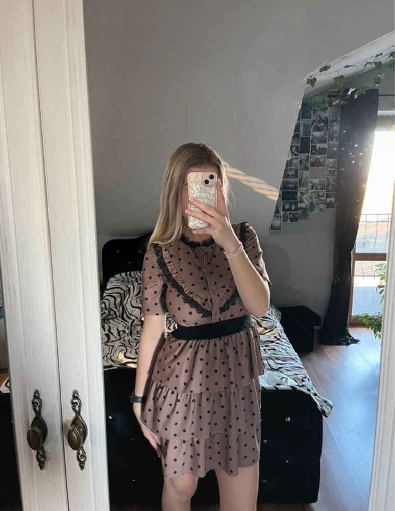 sukienka w czarne kropki
