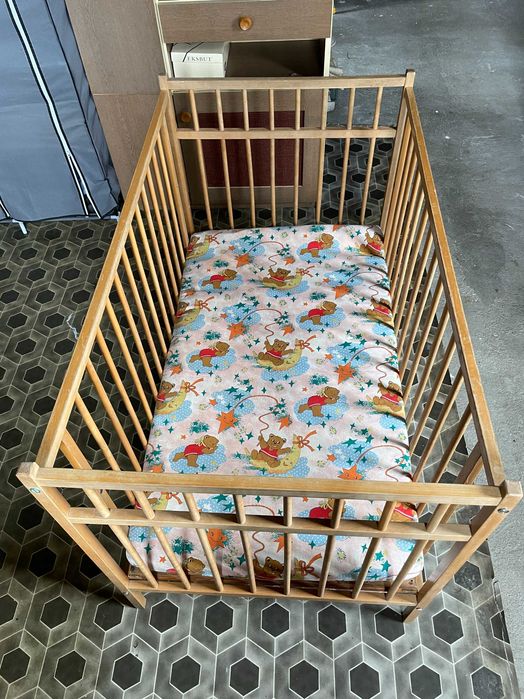 łóżeczko dziecięce drewniane