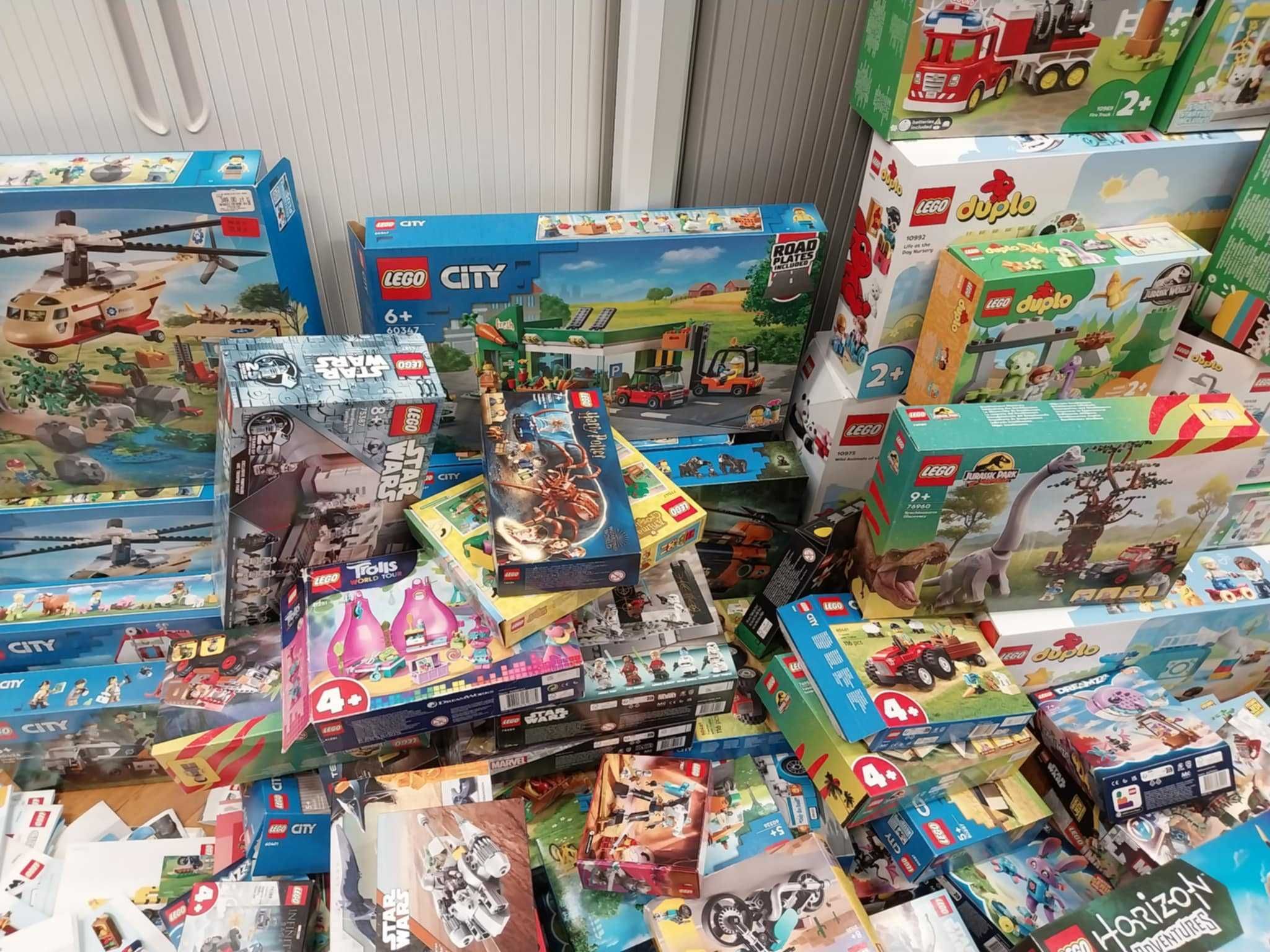 pudełka i instrukcje od zestawów Lego