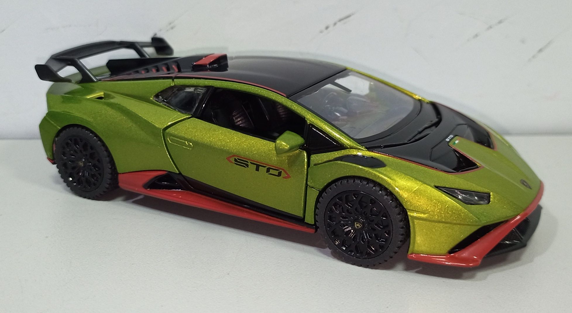 Lamborghini Huracan STO металлическая модель 1:32 RASTAR
