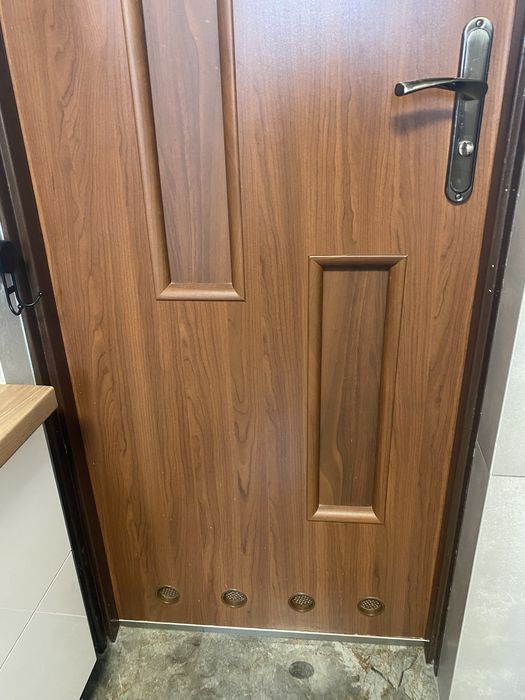 5 drzwi pokojowych, 1 łazienkowe, 1 do kotlowni