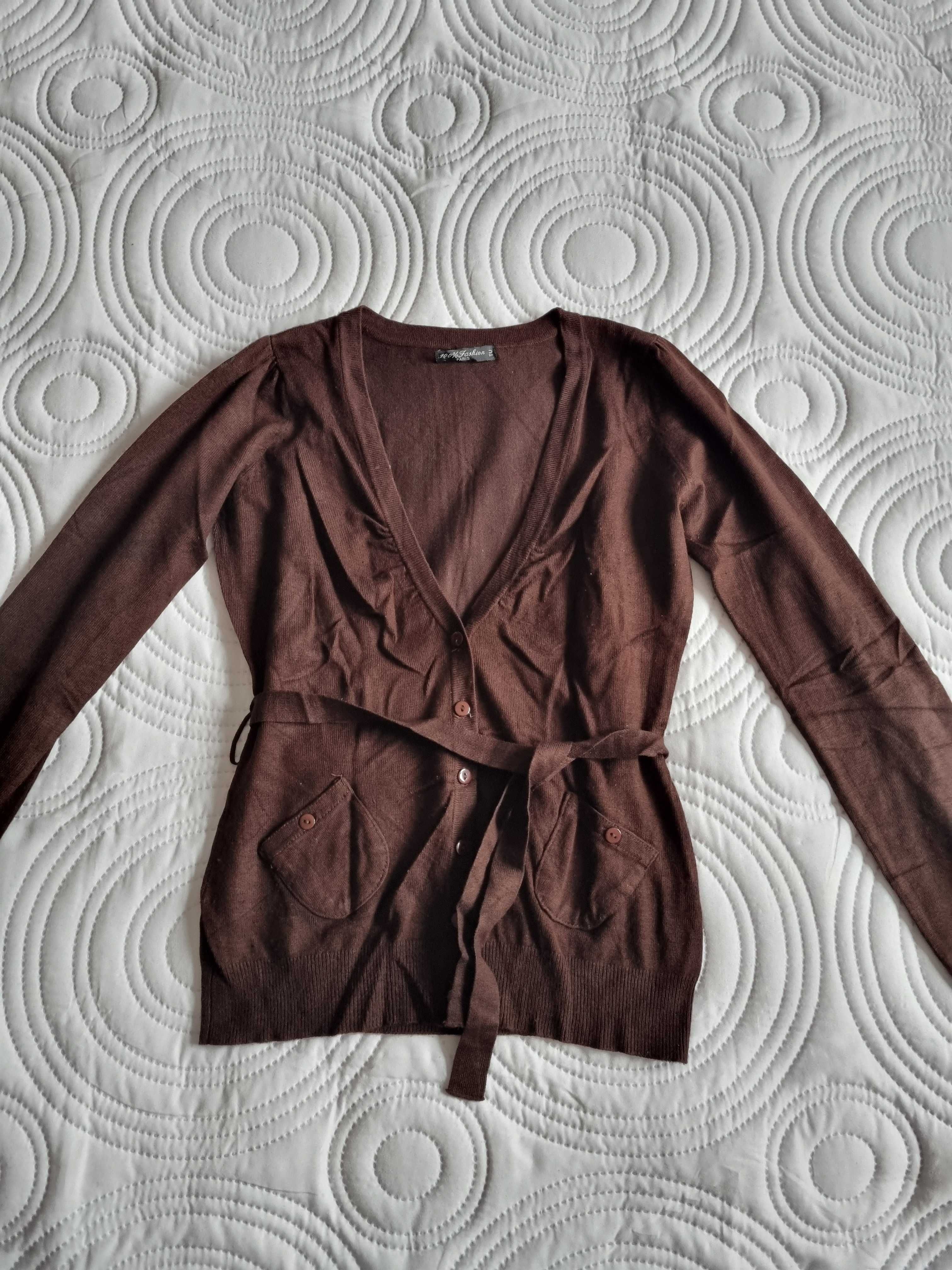 Brązowy sweter na guziki