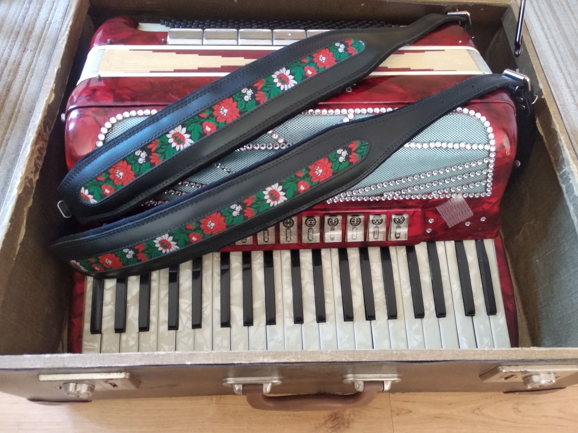 Akordeon włoski Guerini,płytka klawiatura bardzo łatwo i swobodnie się