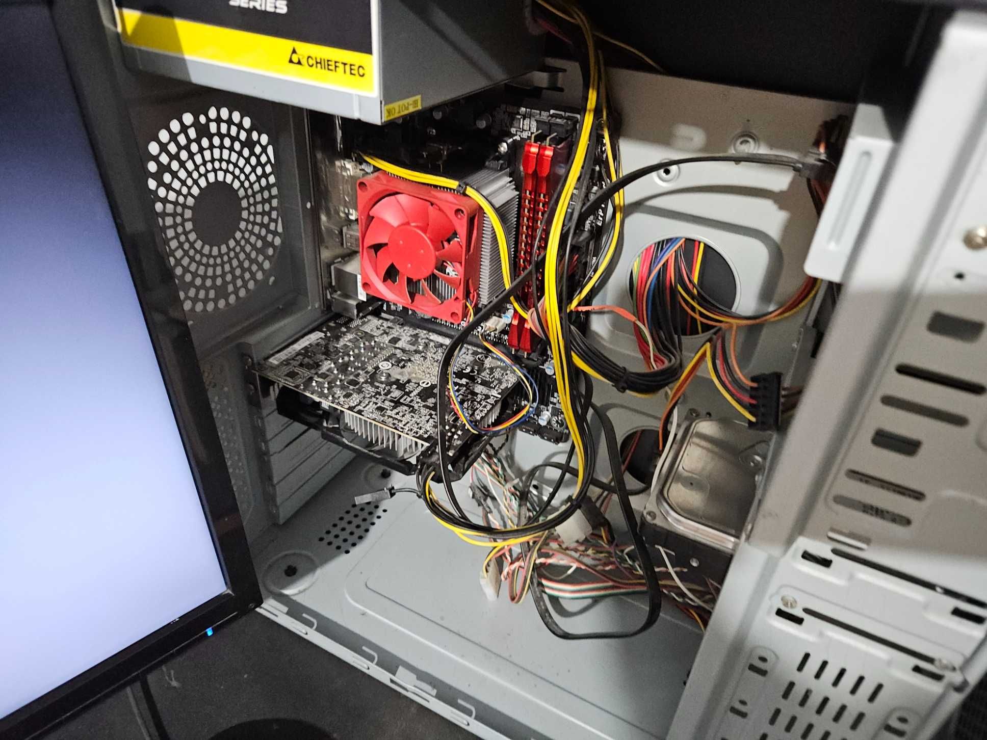 Komputer stacjonarny AMD Athlon X4 / 8 GB RAM DDR3 / R7 360 / Monitor