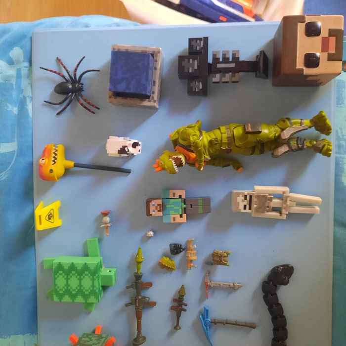 Minecraft e Fortnite – Lote de Figuras e Acessórios