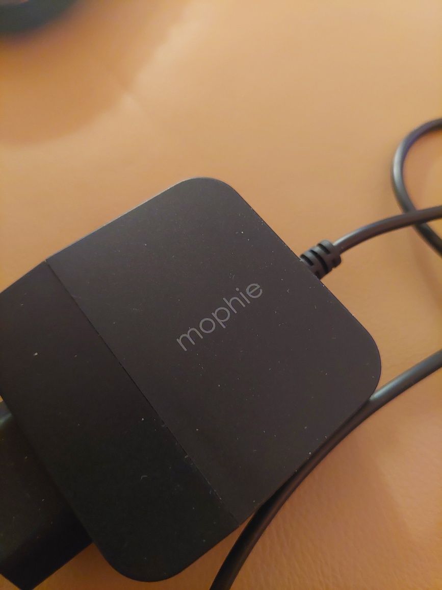 Iphon. Ładowarka kupiona w Apple.  Miesiąc temu.