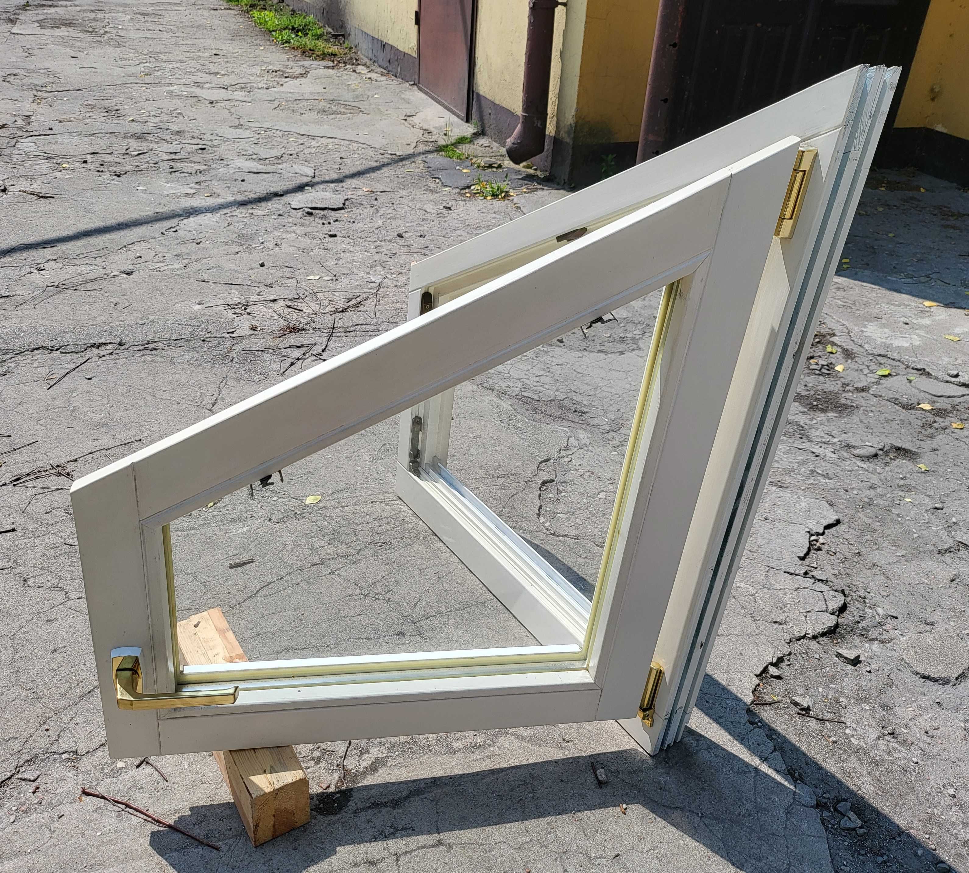 Okno drewniane trapezowe białe