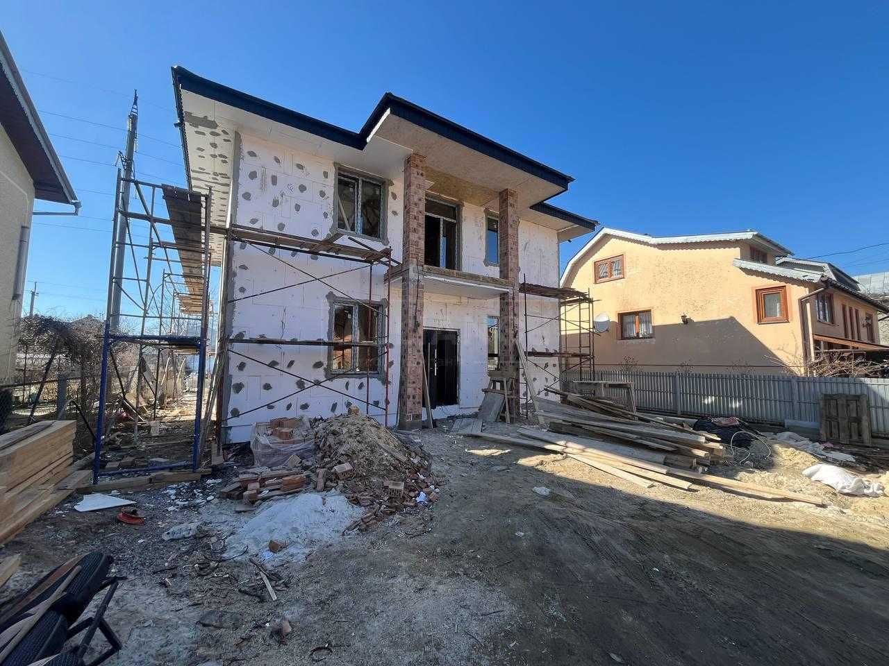 Сучасний будинок з дизайнерським ремонтом і меблями, неподалік озера