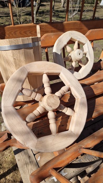 Декоративне дерев'яне колесо, відро