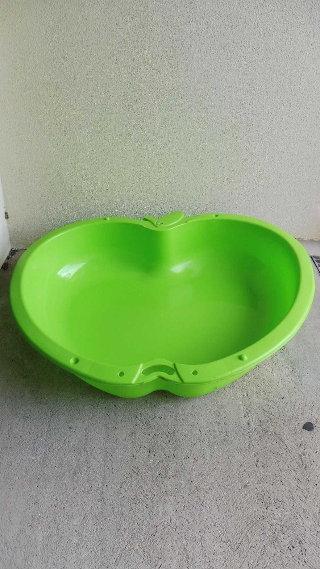 Piscina para bebé em formato de maçã verde