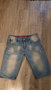 Krotkie spodenki jeansowe
