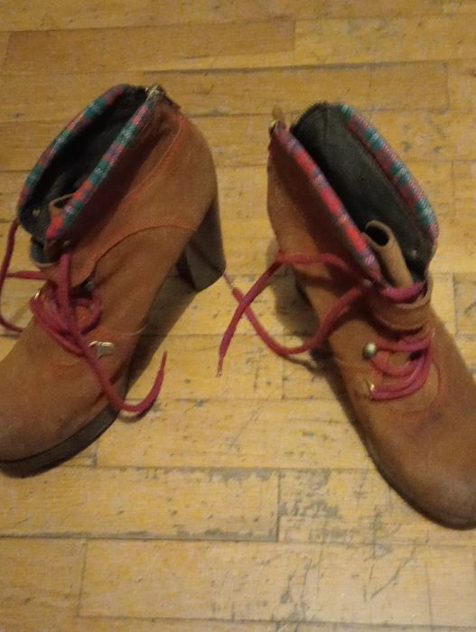 Botas  castanhas de mulher