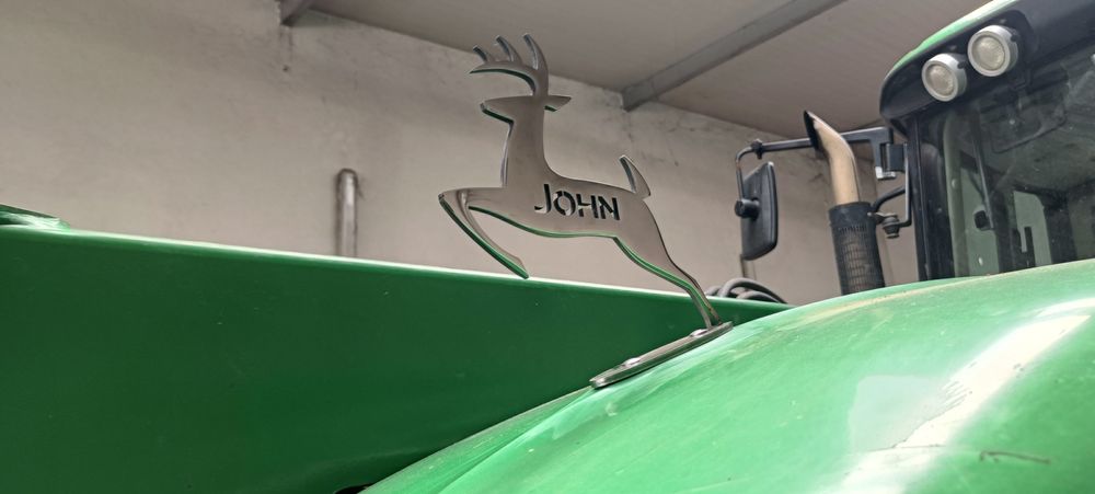 Jelonek na maskę John Deere 17cm 4mm logo emblemat znaczek celownik JD