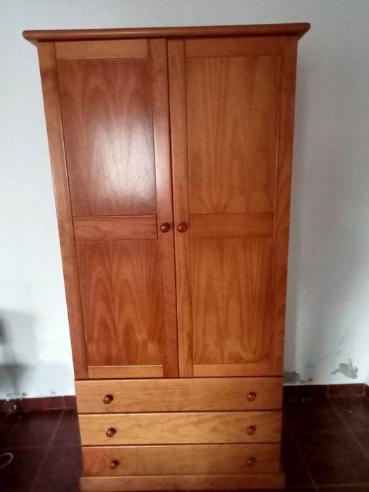 Roupeiro em pinho claro. Altura 1,92 largura 0,90 fundo 0,50cm