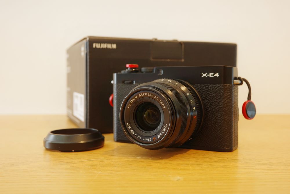 Fujifilm X-E4 com Fuji Xf 23mm f2 + cage + 3 baterias + Thumb grip