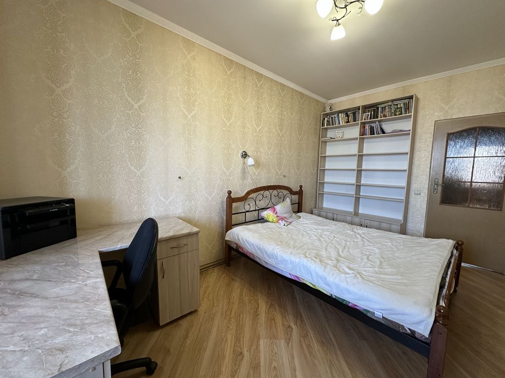 продаж 3 кімнатної квартири в центрі міста.Можна під  державні програм