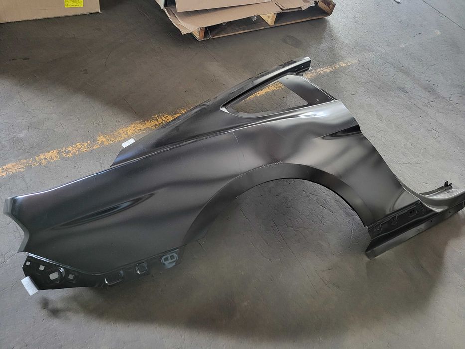 Ford Mustang Coupe -- tylny blotnik-- nowy .