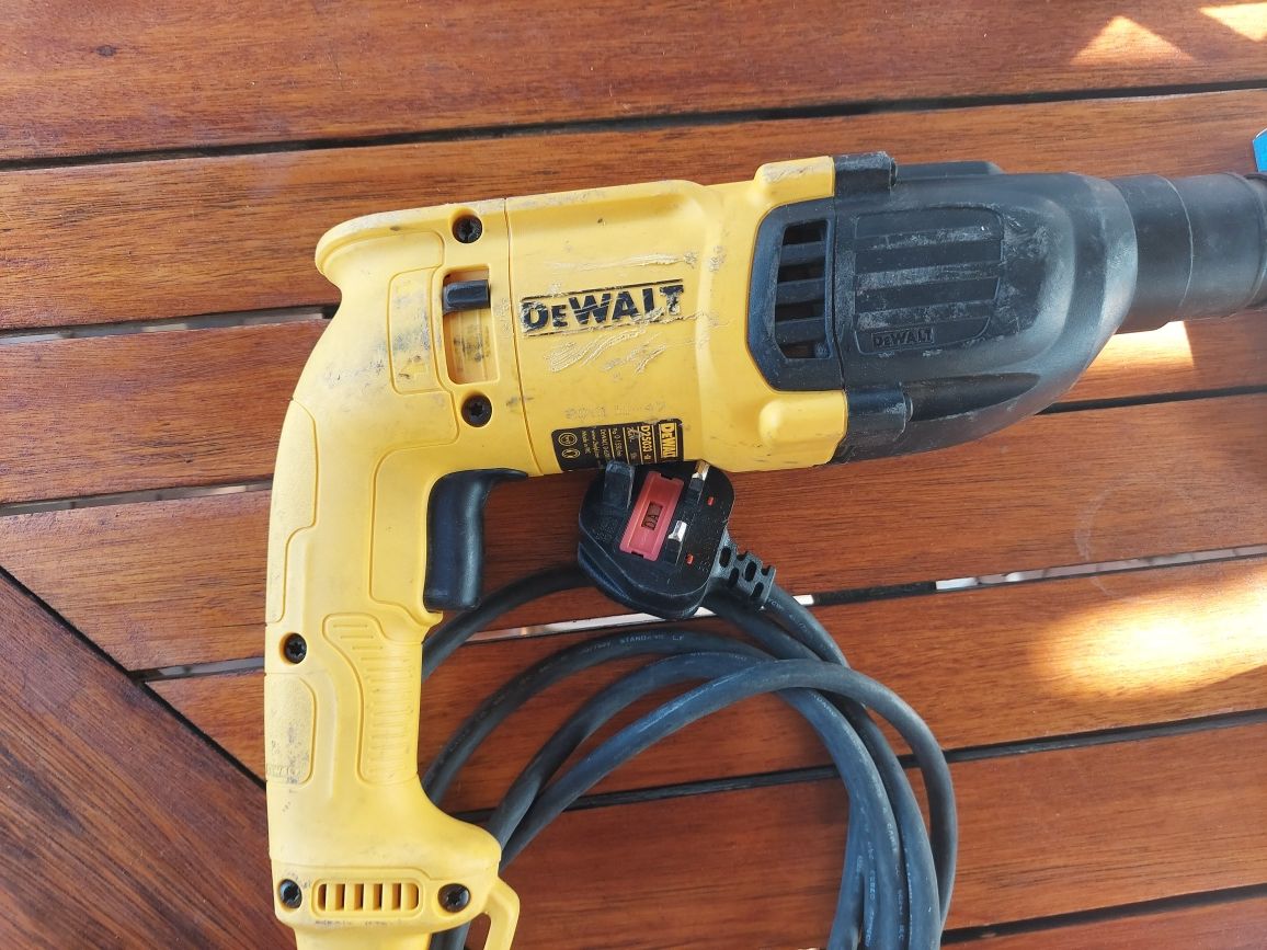 Dewalt młotowiertarka D25033