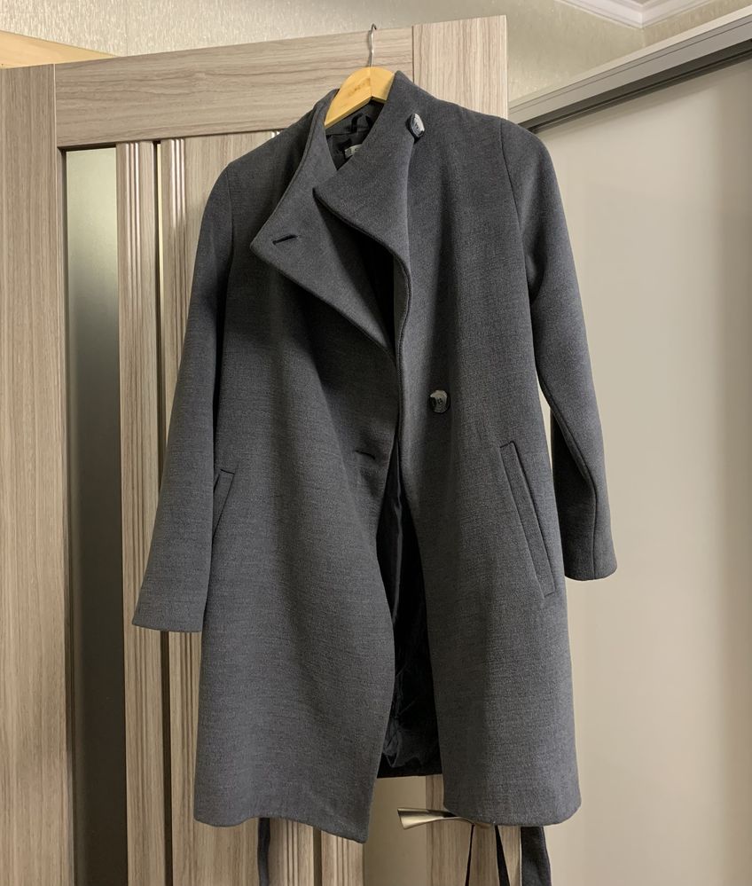Сіре пальто з поясом