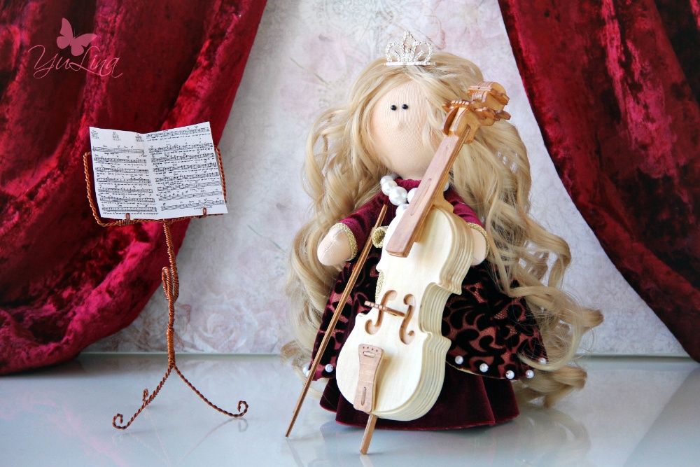 Интерьерная кукла с виолончелью