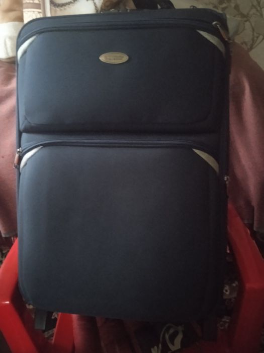 Валіза з дорожня з чохлом.