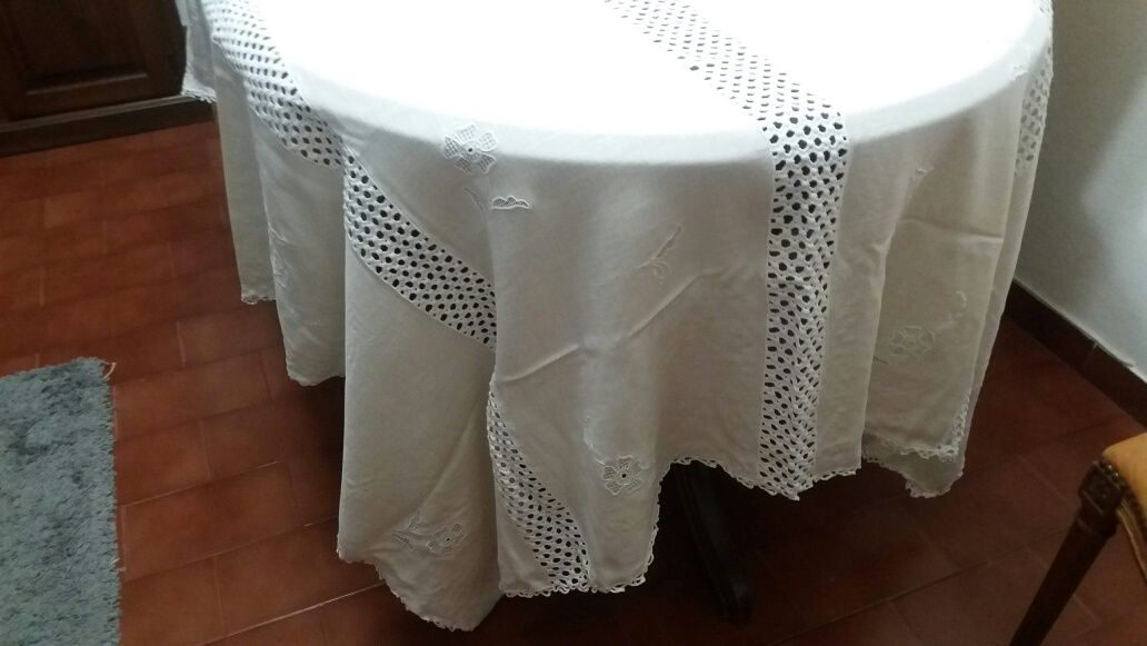 Toalha de mesa em linho bordada á máquina com aplicações em renda e 12