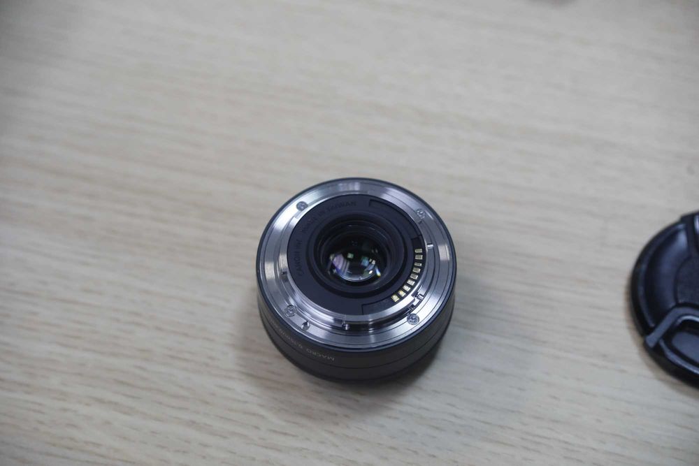 Canon EFM 22mm f/2 STM