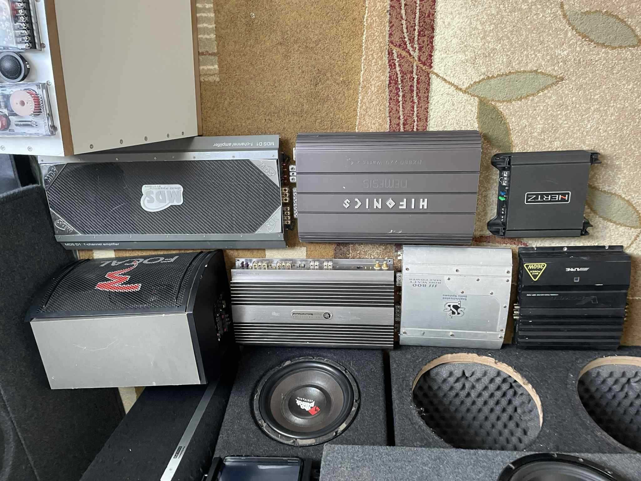 komplet, zestaw sprzętów Car-Audio, skrzynia basowe, wzmacniacze itp