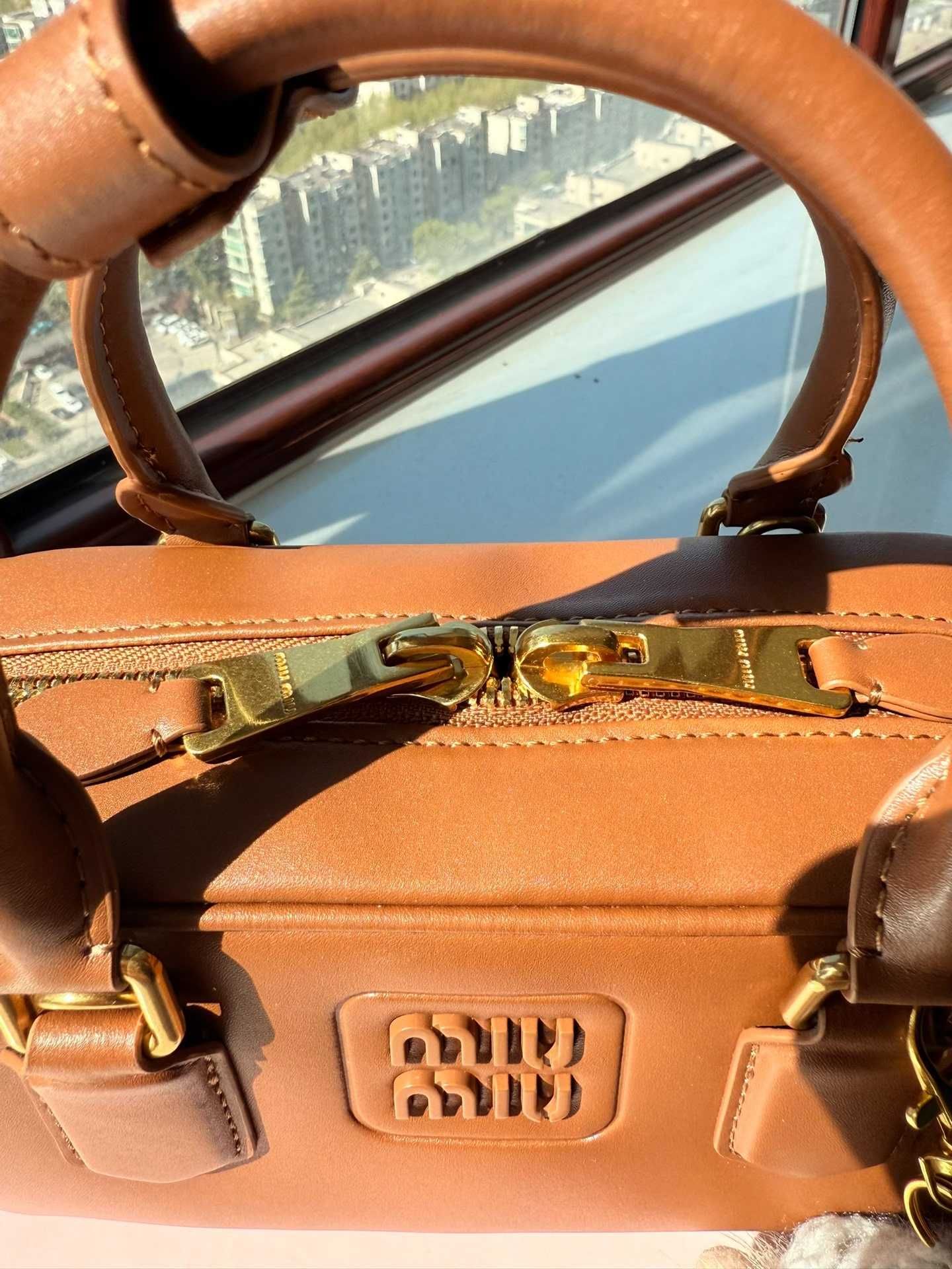 MiuMiu Brązowa Mini Torebka Crossbody Z Frędzlami Trend 2025