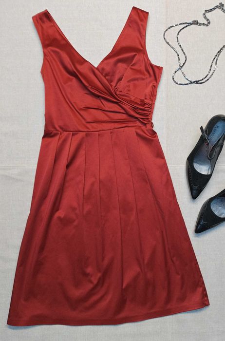 Satynowa sukienka w rudym miedzianym kolorze.
