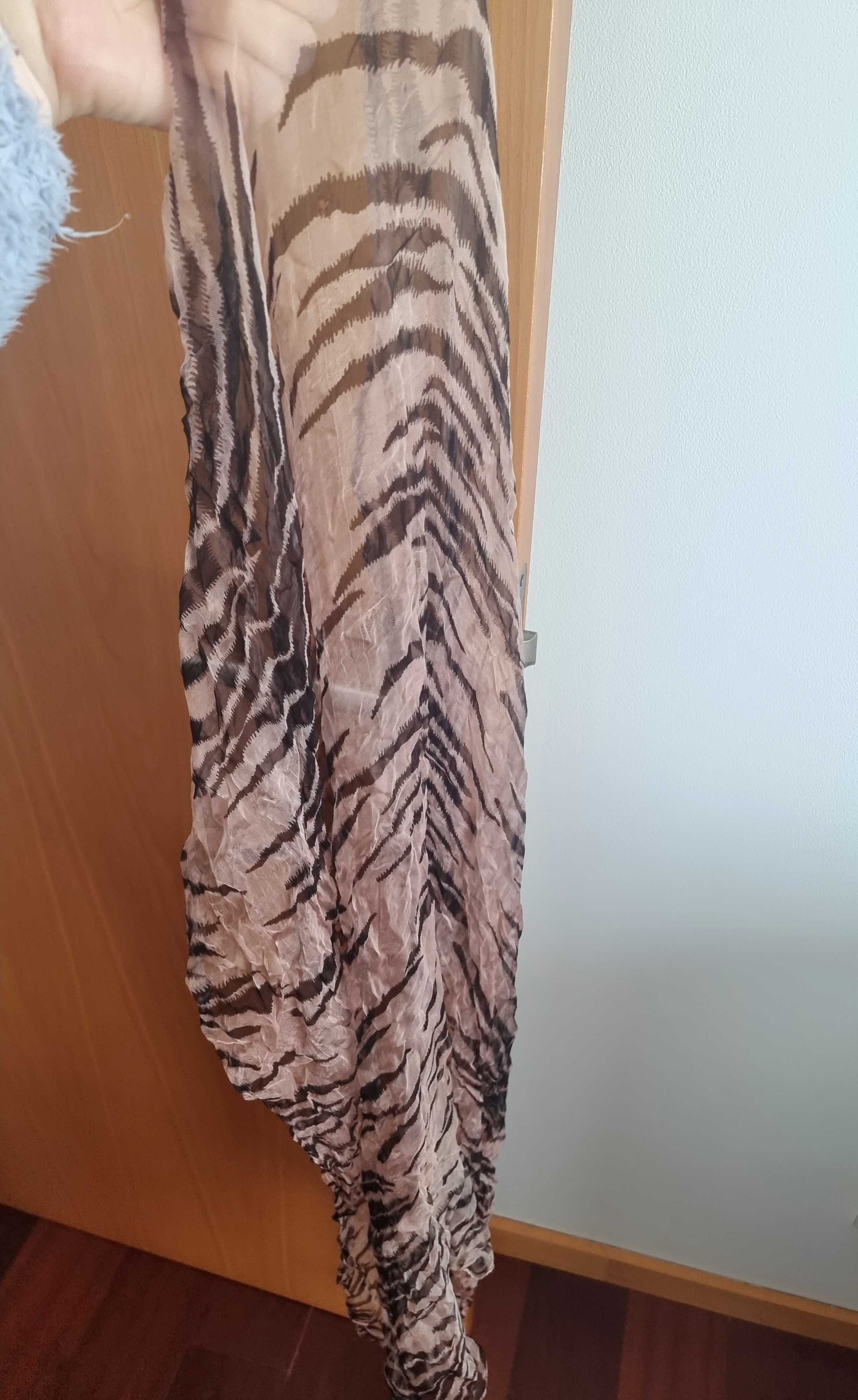Lenço castanho com padrão animal/ animal print