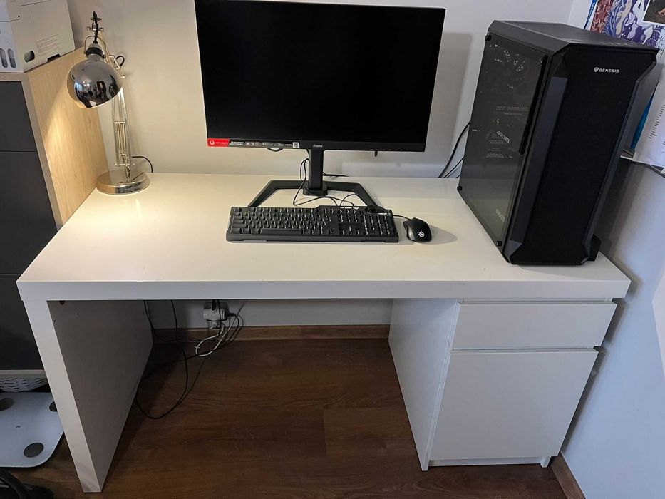 Solidne biurko IKEA MALM – idealne do pracy i nauki