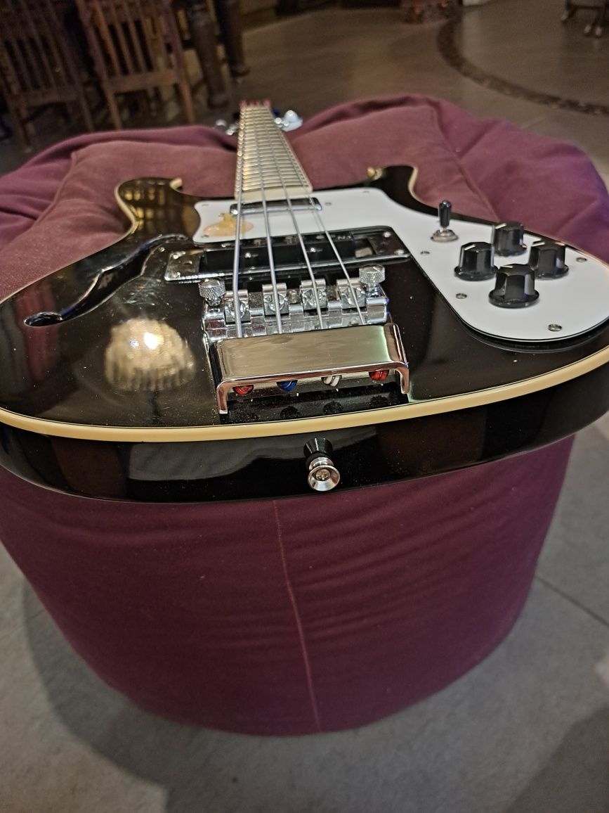 Gitara basowa kopia Ricka 4.