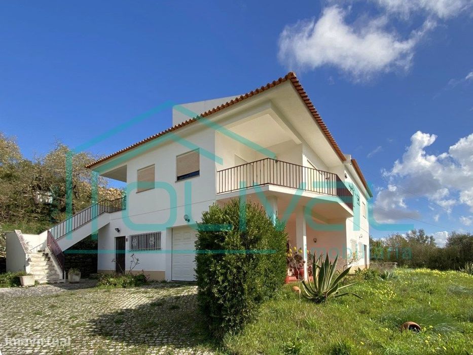 Fantástica Moradia implantada numa área de de terreno com 6.500m2 c...