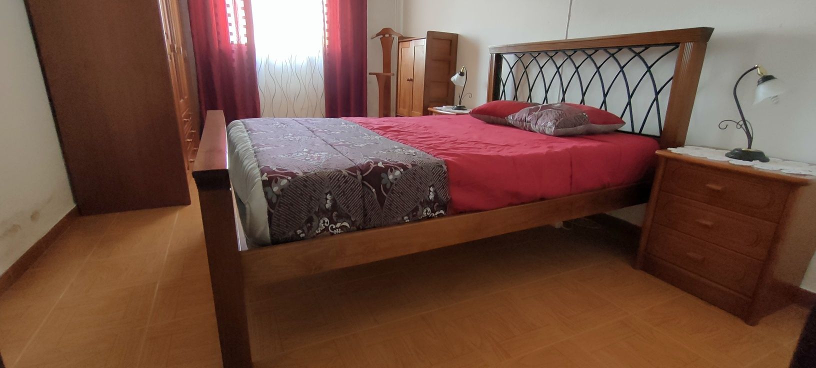 Mobília de quarto casal em pinho mel