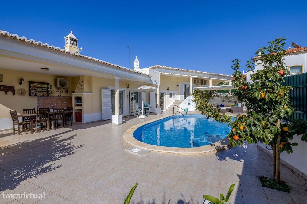 Moradia Térrea V4 Com Piscina Para Venda No Sargaçal