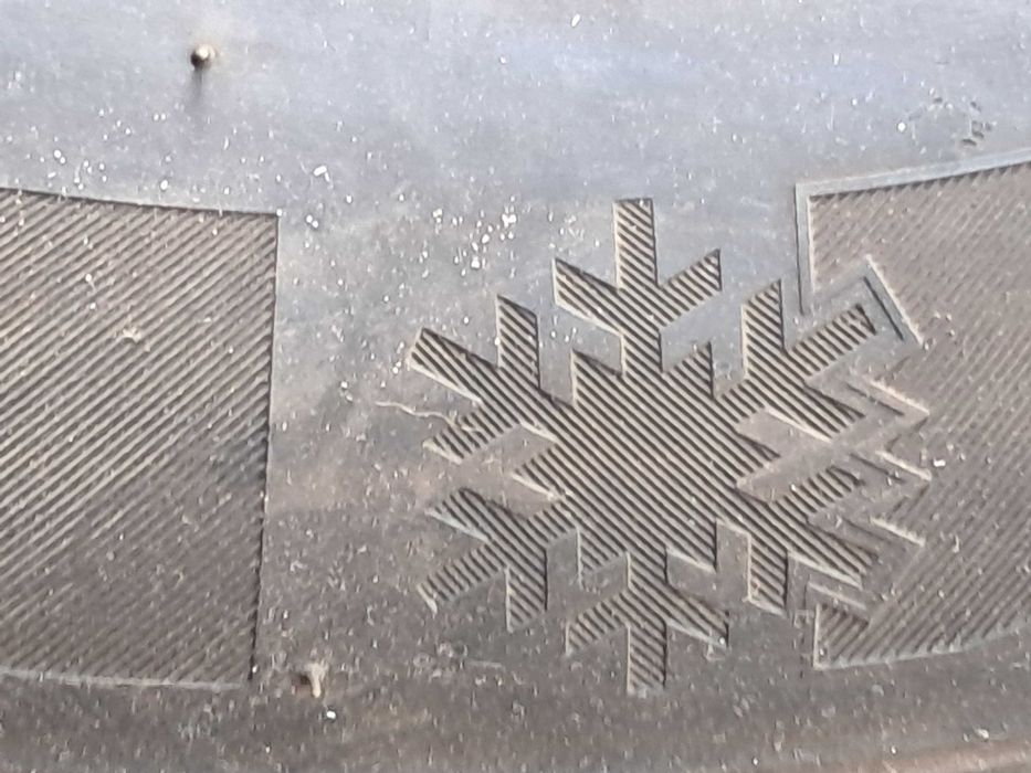 Продам две  резини.195/65R15
