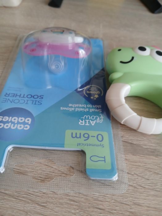 Smoczek niemowlęcy +grzechotka