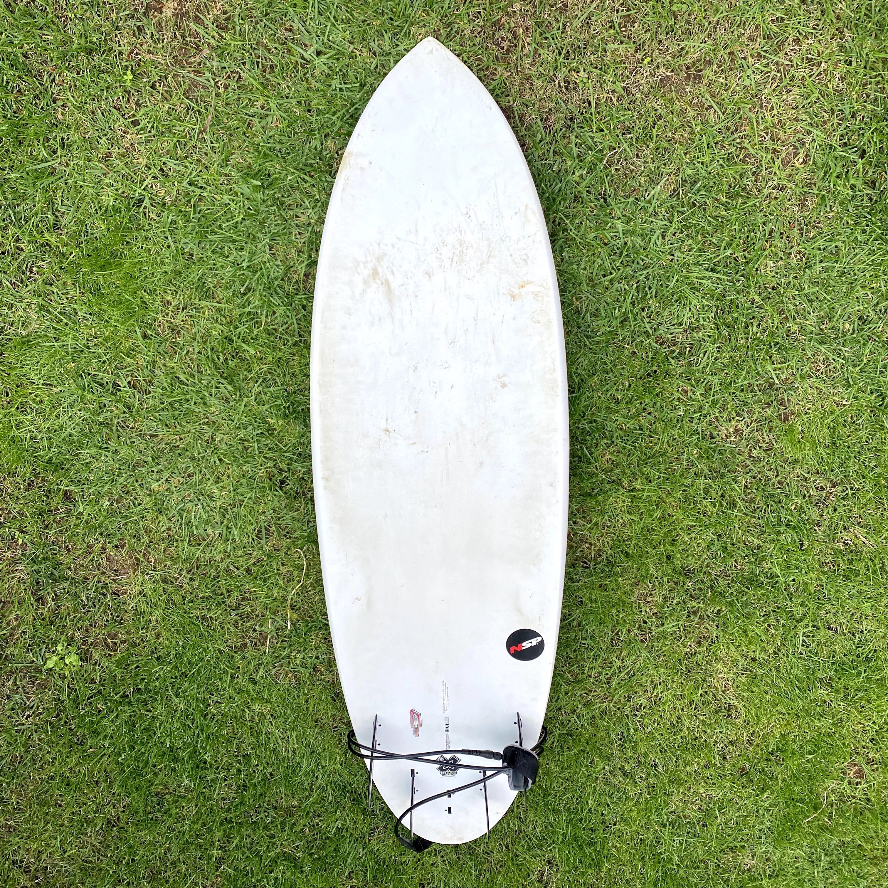 Prancha surf NSP Elements hybrid 5'9'' com leash e fins incluso