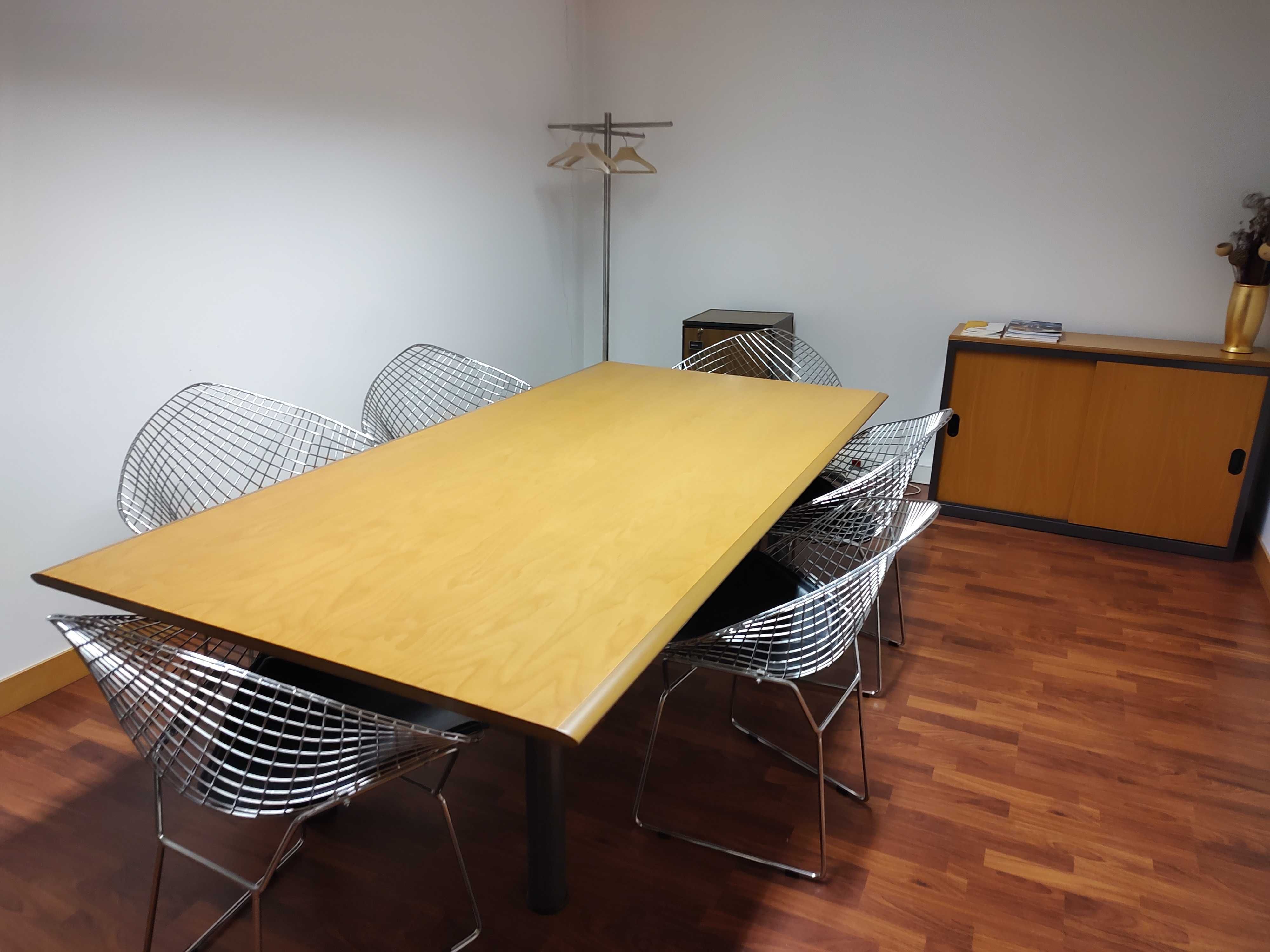 Mesa de reunião em faia maciça com estrutura metálica