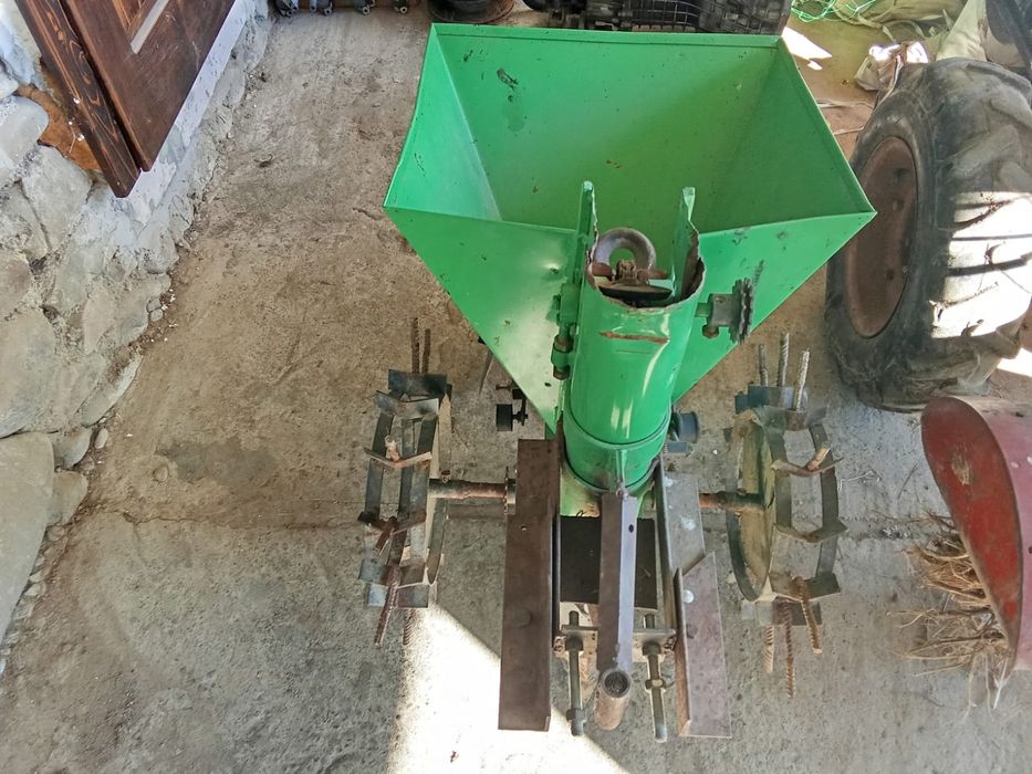 Продам картопелесаджалку для мотоблока