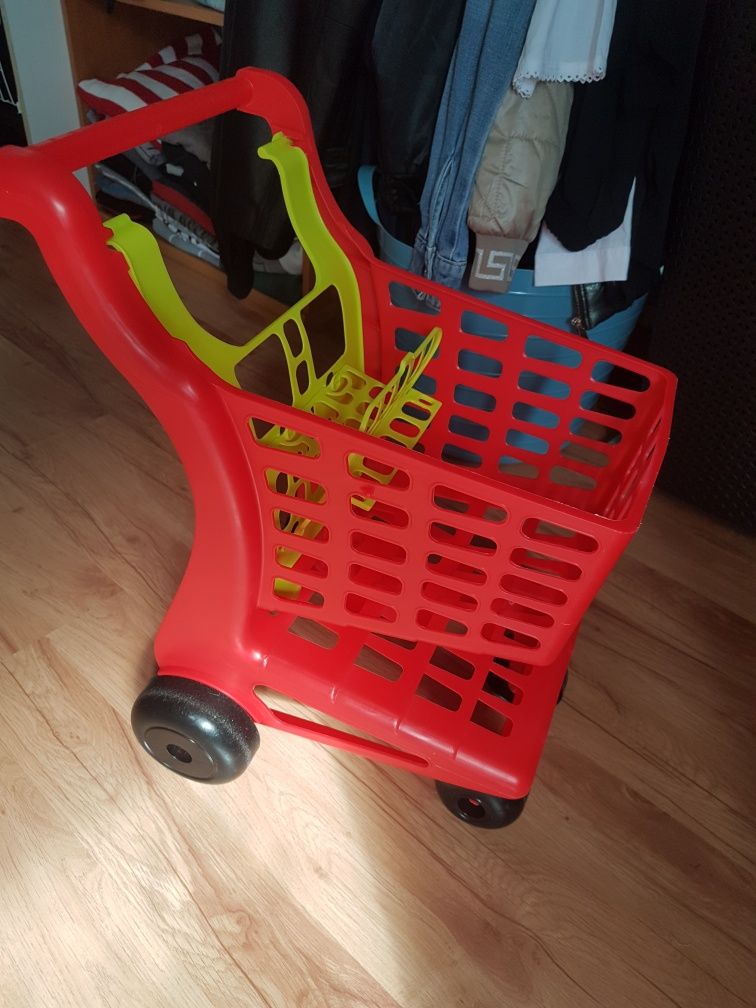Zabawkowy koszyk na zakupy dla dziecka