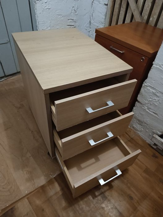 Kontenerek pod biurko, komódka.