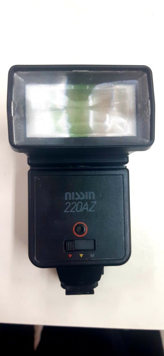 Flash eletrónico NISSIN 220 AZ