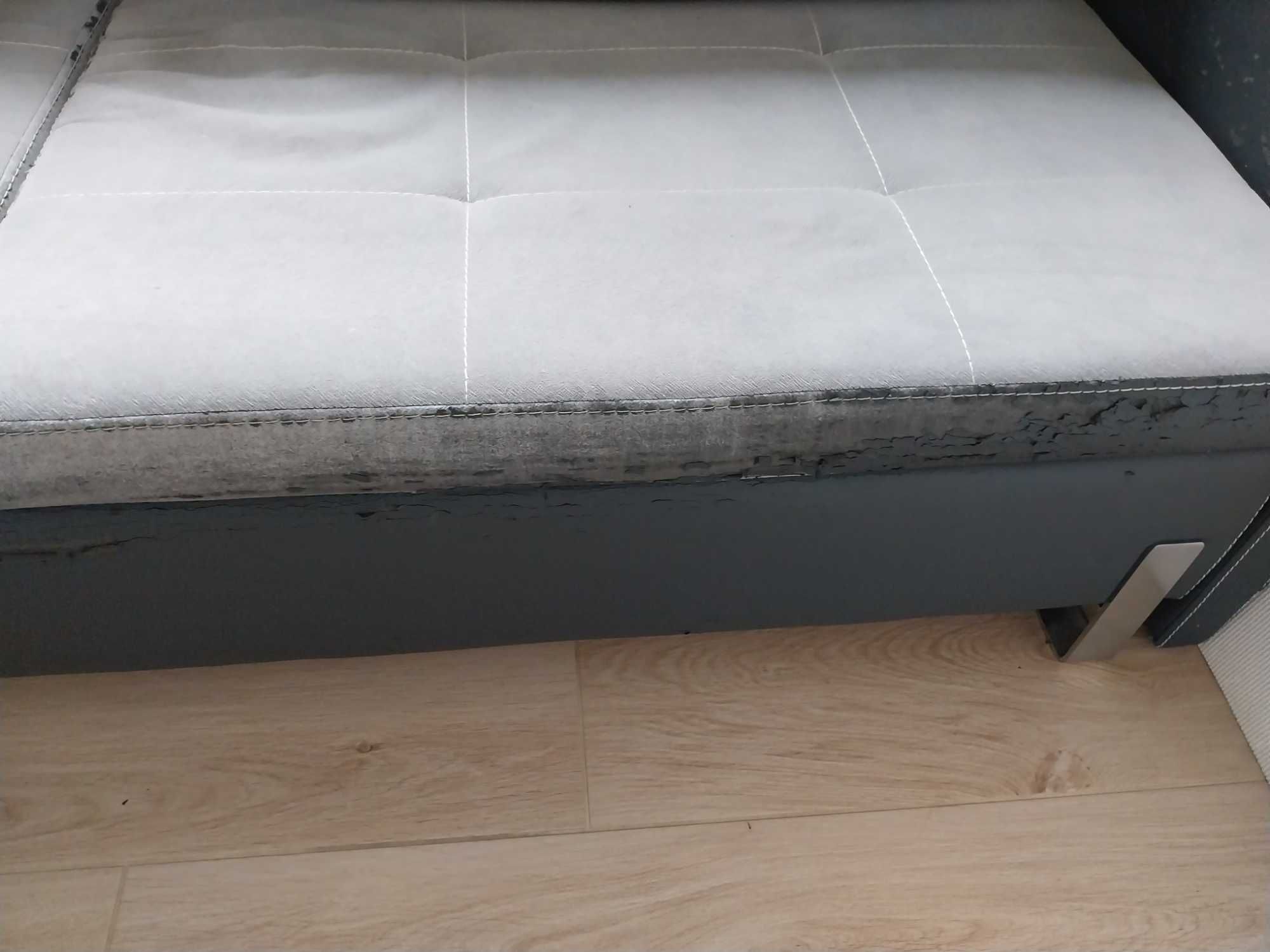 Rozkładana sofa.