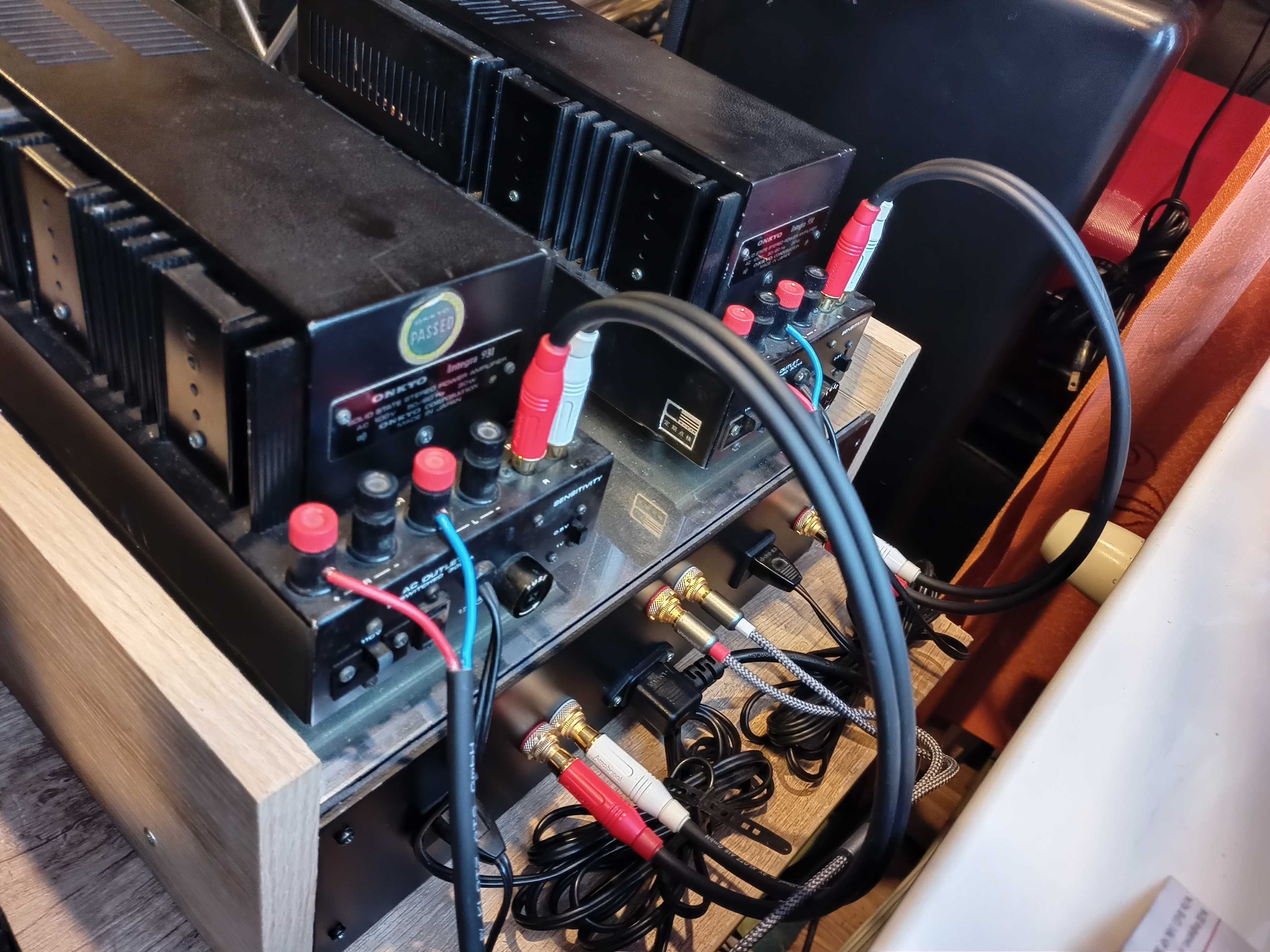 Monobloki na końcówkach mocy ONKYO M-931 z zasilaczem.