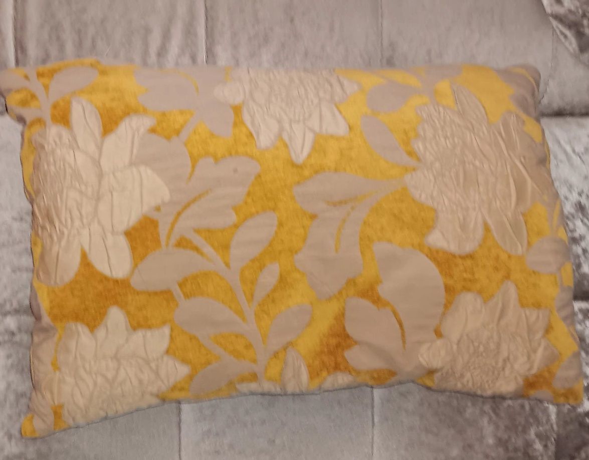 Almofadas com padrão em dourado