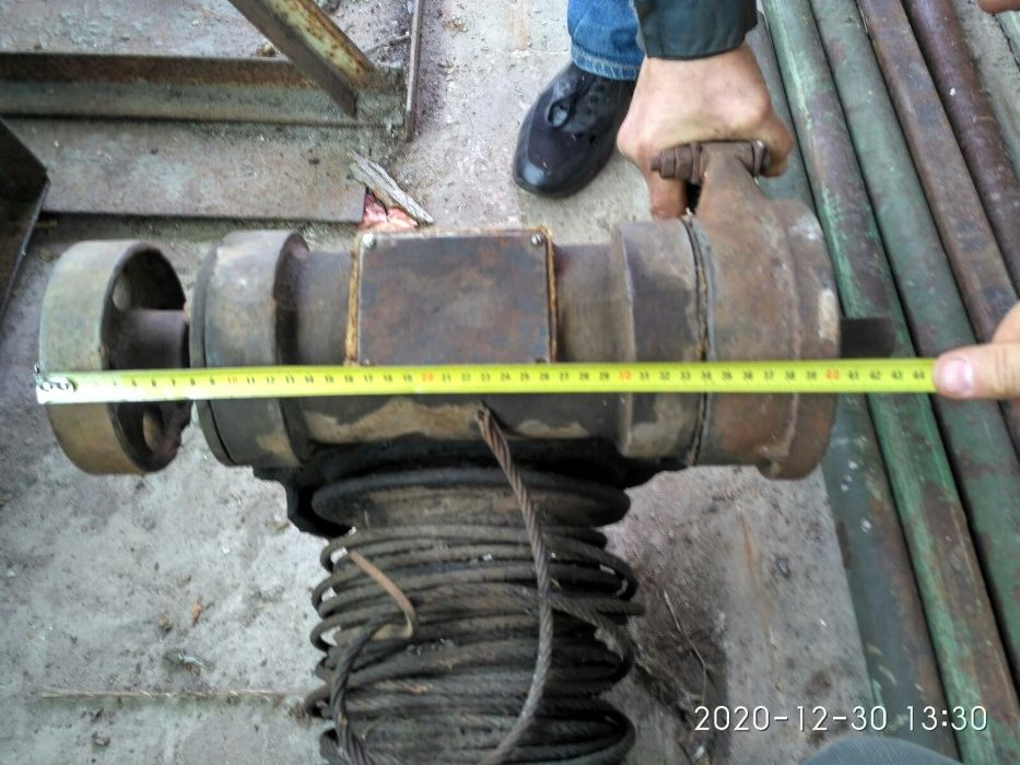 Продам лебёдку на станине без электродвигателя.